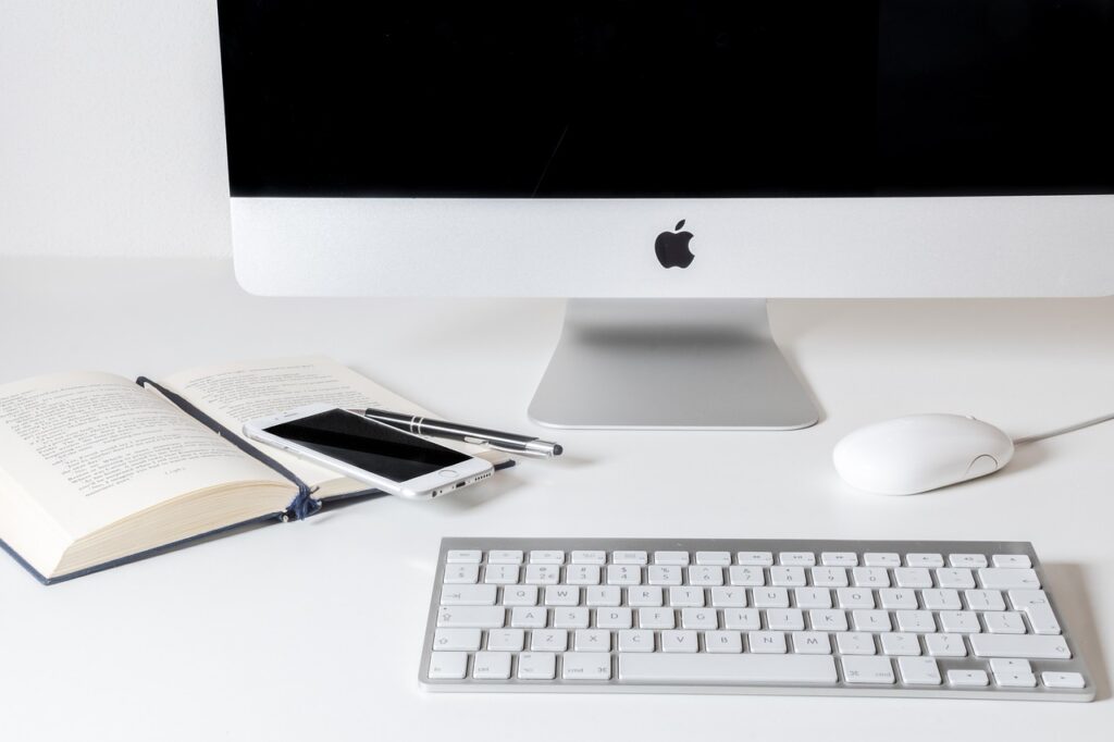 ordenador Mac con fondo blanco